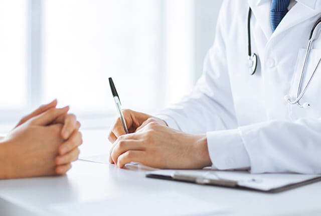 患者に結果の説明をしている医師